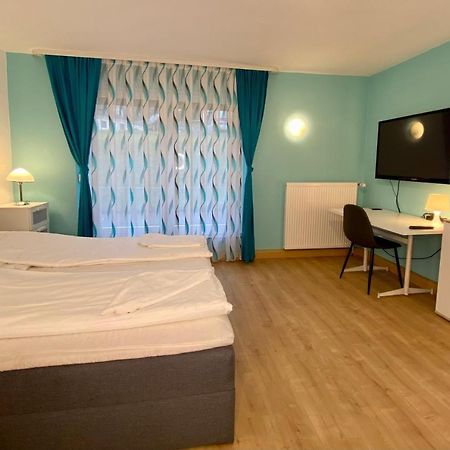 Privatzimmer Im Apartment - Apple Tv Netflix Kingsize Bett Arbeitsplatz Naehe Hbf Koblenz  Exterior foto