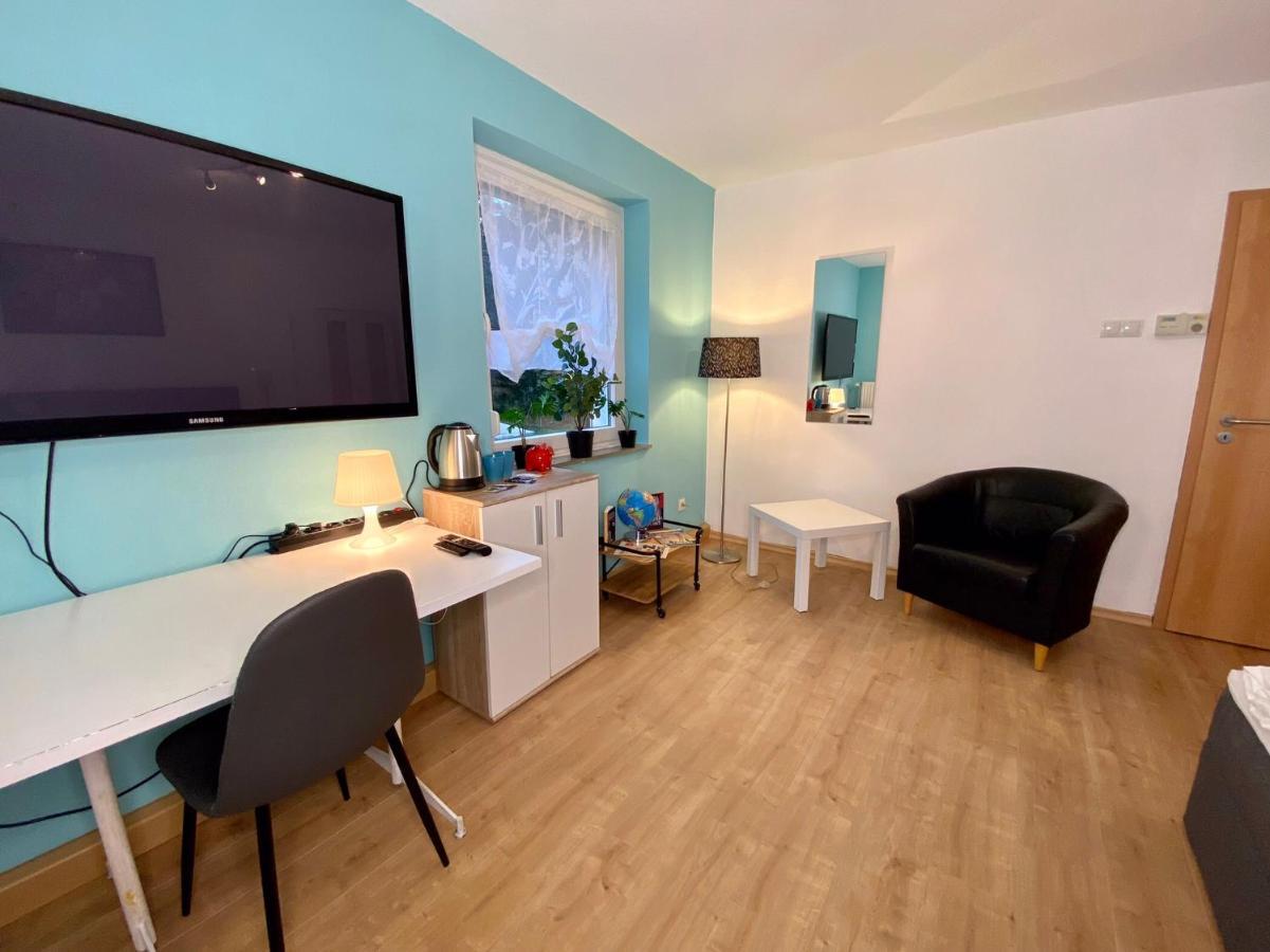 Privatzimmer Im Apartment - Apple Tv Netflix Kingsize Bett Arbeitsplatz Naehe Hbf Koblenz  Exterior foto