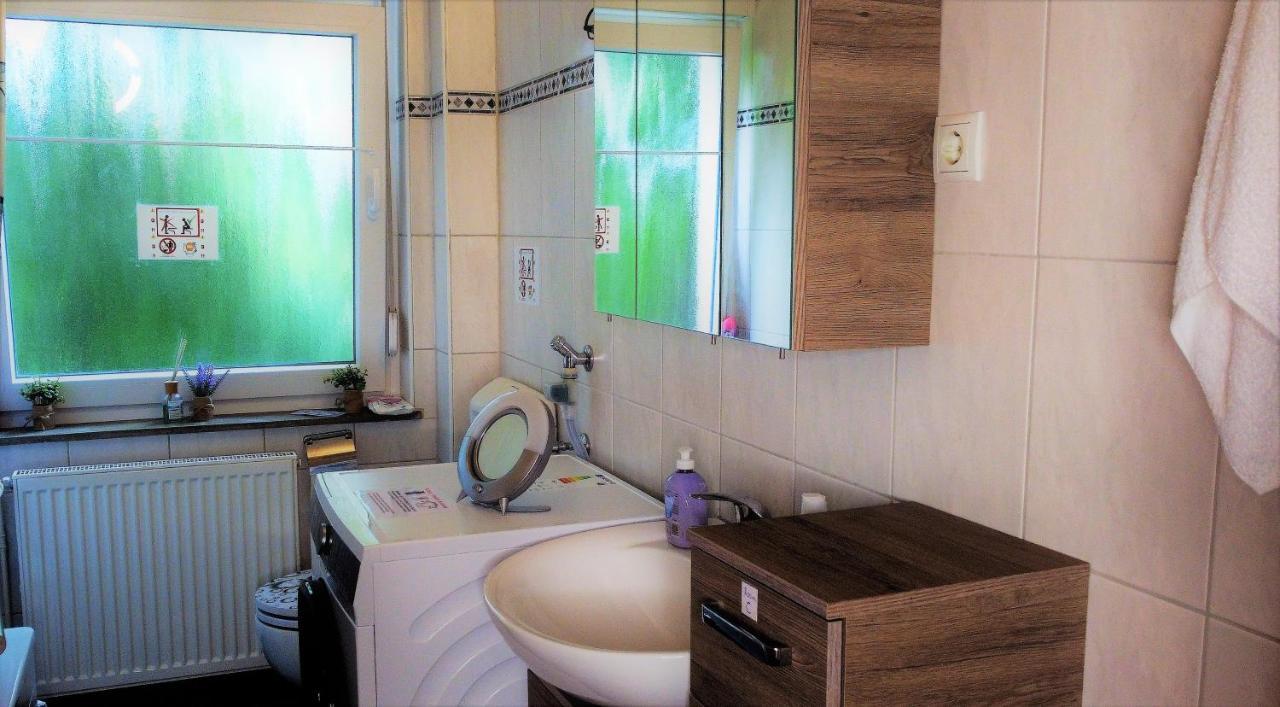 Privatzimmer Im Apartment - Apple Tv Netflix Kingsize Bett Arbeitsplatz Naehe Hbf Koblenz  Exterior foto