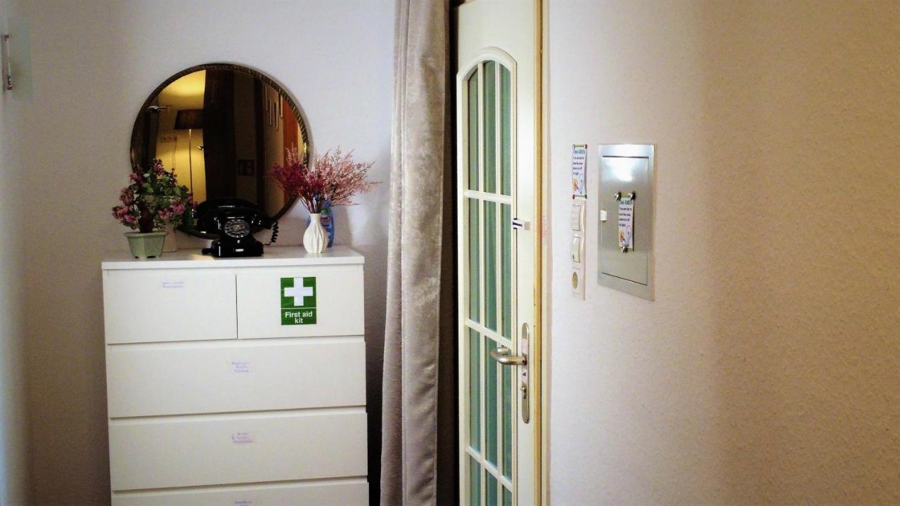 Privatzimmer Im Apartment - Apple Tv Netflix Kingsize Bett Arbeitsplatz Naehe Hbf Koblenz  Exterior foto