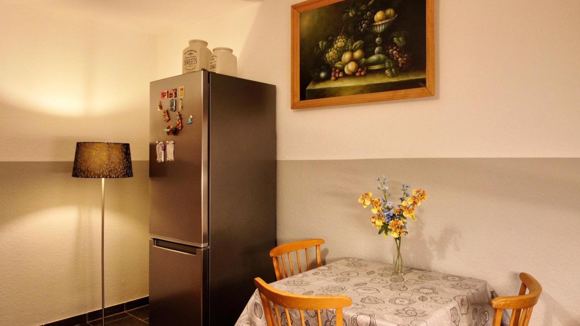 Privatzimmer Im Apartment - Apple Tv Netflix Kingsize Bett Arbeitsplatz Naehe Hbf Koblenz  Exterior foto